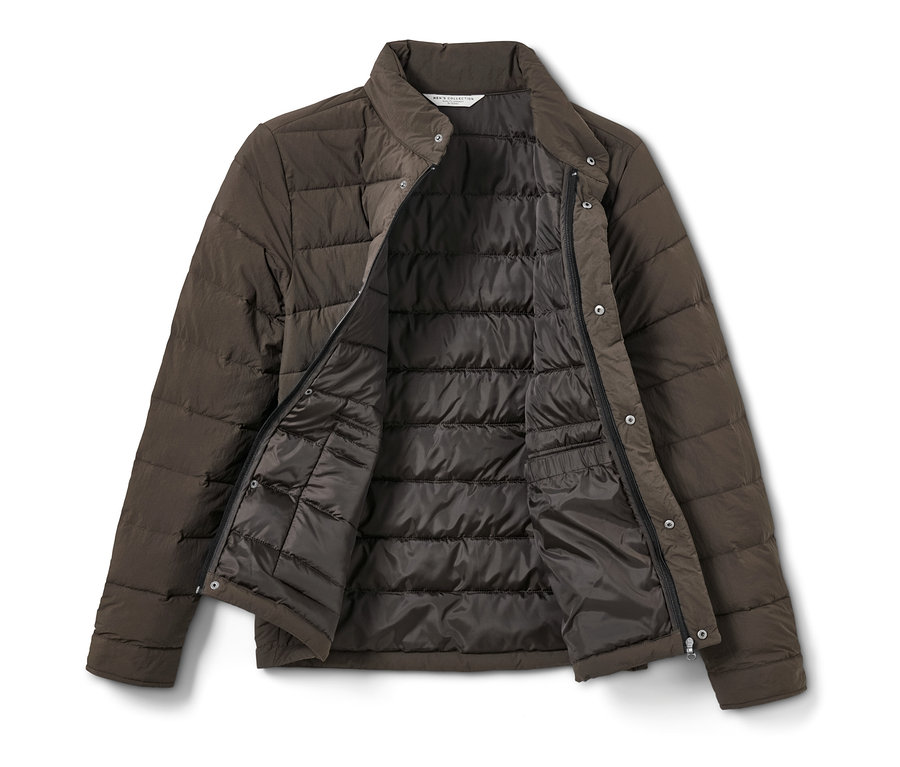 Une veste matelassée marron ouverte reposant sur un fond blanc.