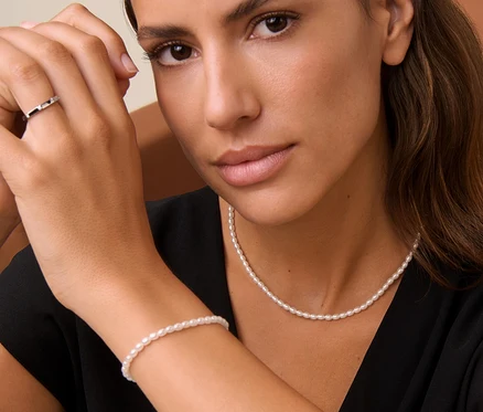 Femme portant bague argent 925 Octagon, bracelet et chaîne argent 925 perles minuscules.