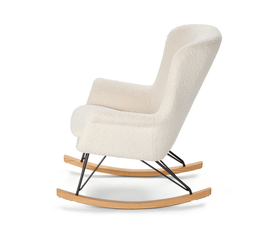 Gros plan sur une chaise à bascule en tissu bouclette.