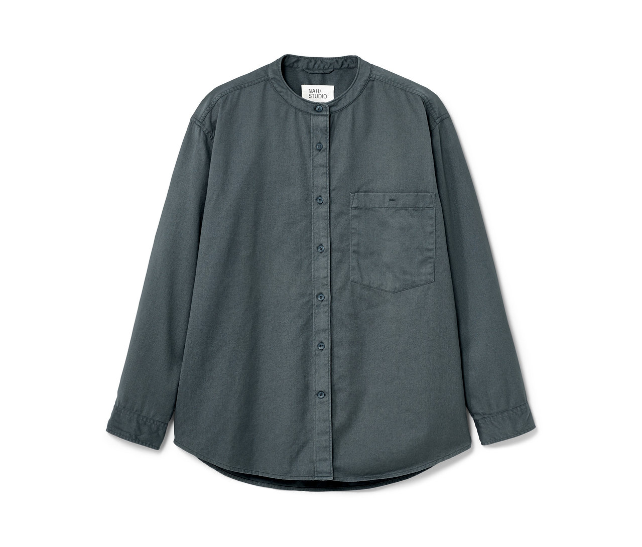 Détail d'une blouse NAH/STUDIO en coton durable, stone blue.