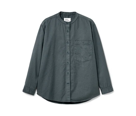 Détail d'une blouse NAH/STUDIO en coton durable, stone blue.