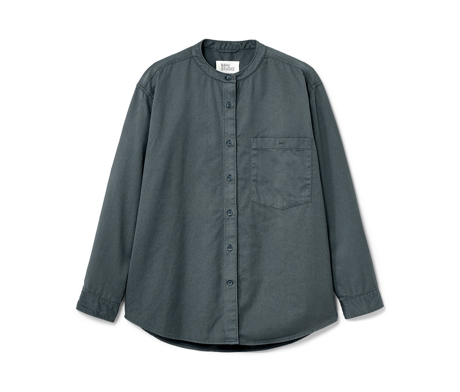 Détail d'une blouse NAH/STUDIO en coton durable, stone blue.