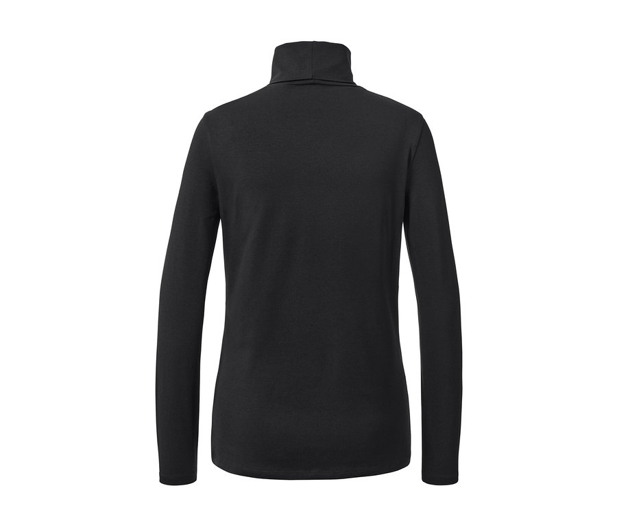 T-shirt col roulé noir.
