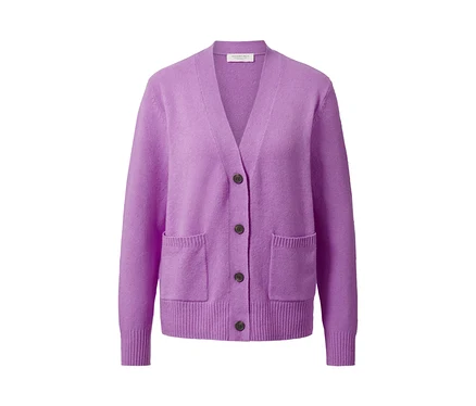 Une jaquette en maille violette avec une encolure en V profonde et des boutons marron.