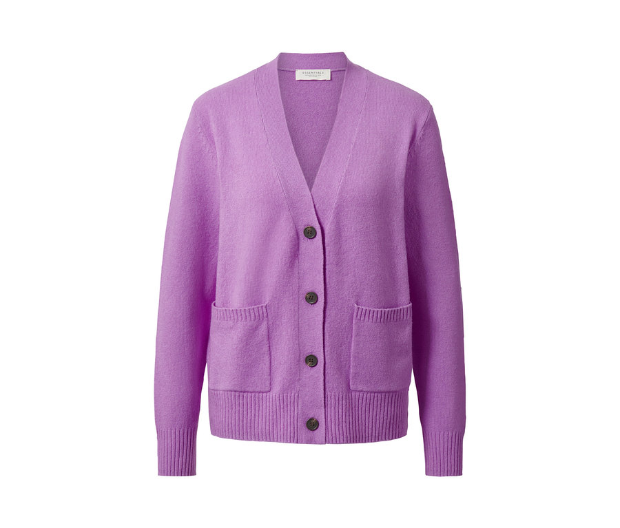 Une jaquette en maille violette avec une encolure en V profonde et des boutons marron.
