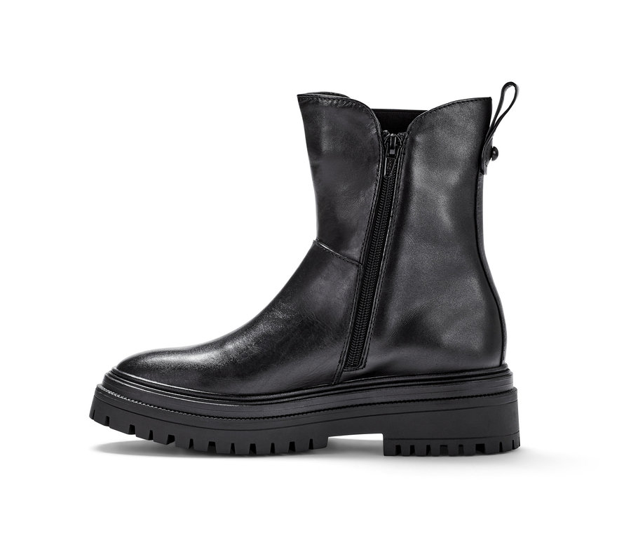 Bottine en cuir noire avec fermeture éclair et semelle épaisse.