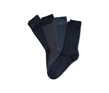 Quatre paires de chaussettes de différentes couleurs et motifs.