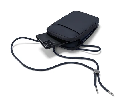 Pochette antigel bleu foncé pour téléphone portable avec un téléphone noir à l'intérieur.