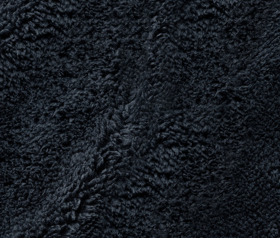 Gros plan sur la texture d'un pantalon de pluie évolutif pour enfant.