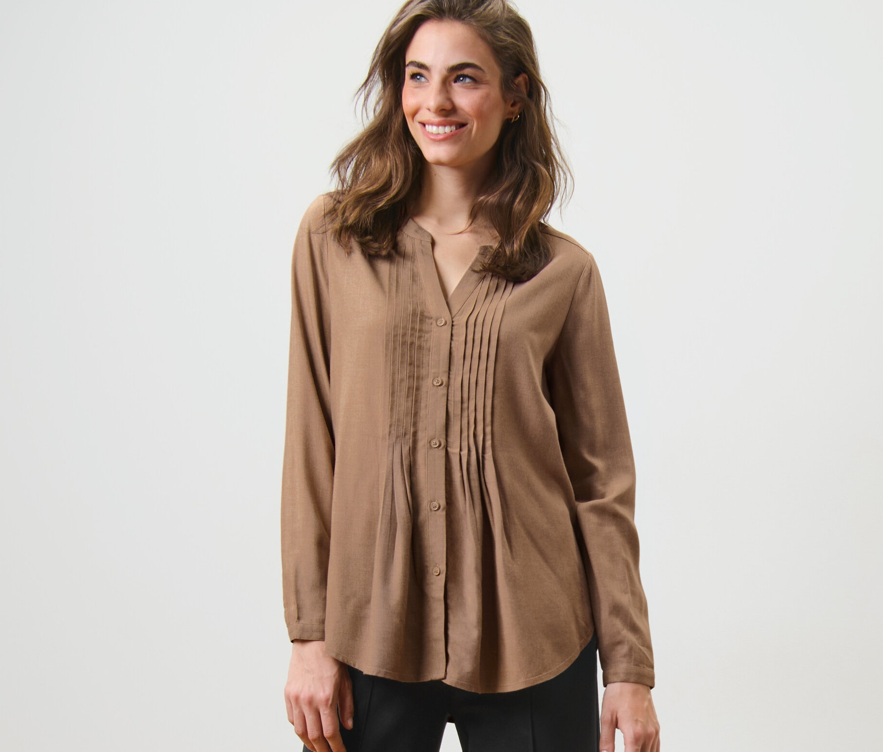 Femme posant en chemisier-tunique.