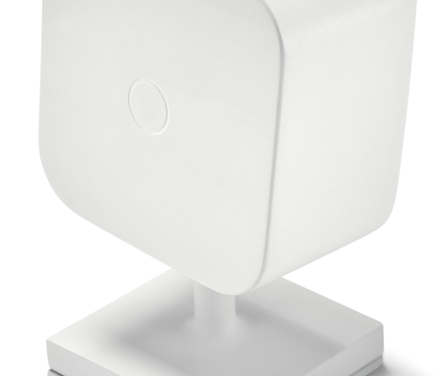 Gros plan d'un éclairage mural à LED blanc avec batterie.