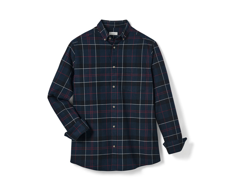 Chemise en flanelle bleu marine à carreaux avec manches longues.