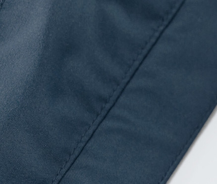 Détail d'une veste de pluie 3 en 1, intérieur avec poche et couche polaire grise.