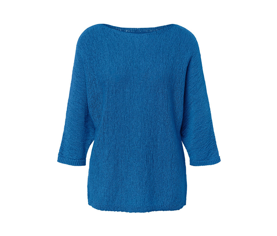 Pull d’été en maille bleu tricoté en fil à bandelettes avec des manches trois-quarts.