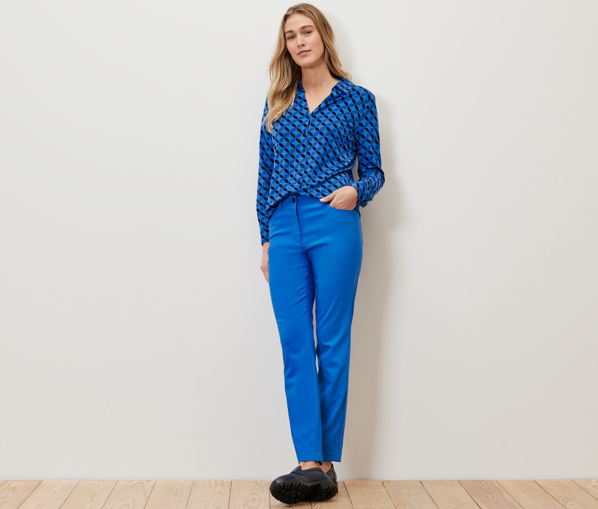 Femme posant en pantalon en bengaline bleu cobalt.