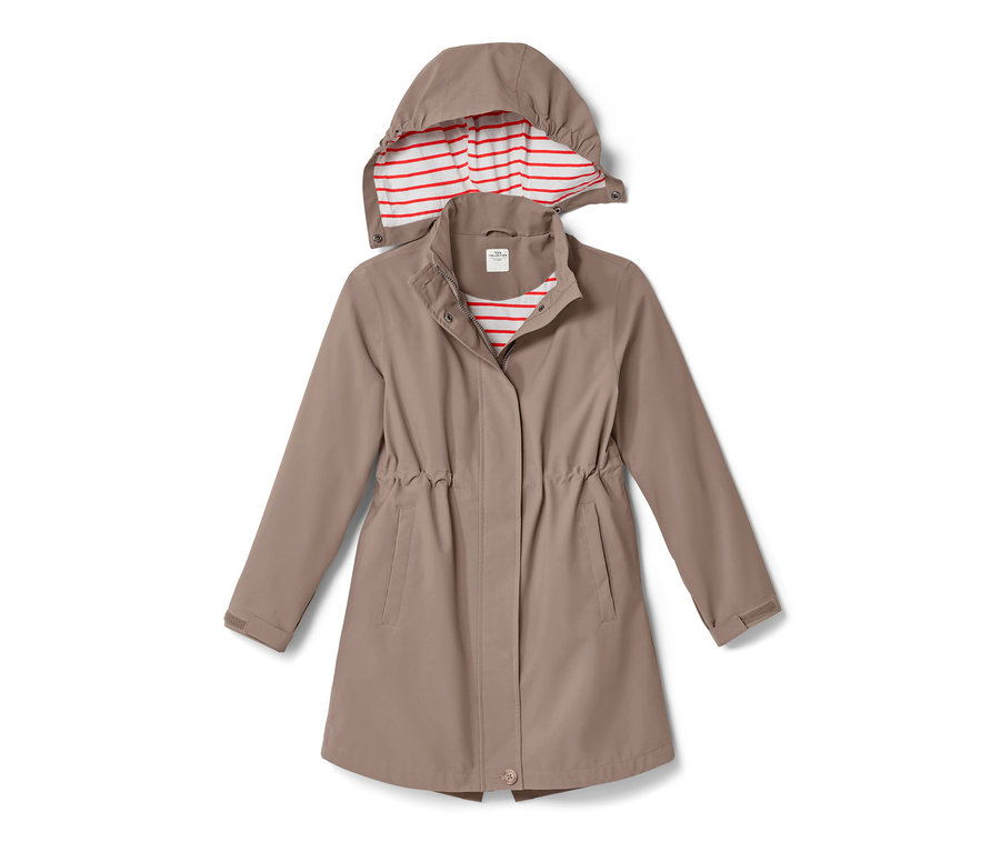 Un trench-coat tout-temps pour enfant de couleur marron avec une capuche doublée de rayures rouges et blanches.