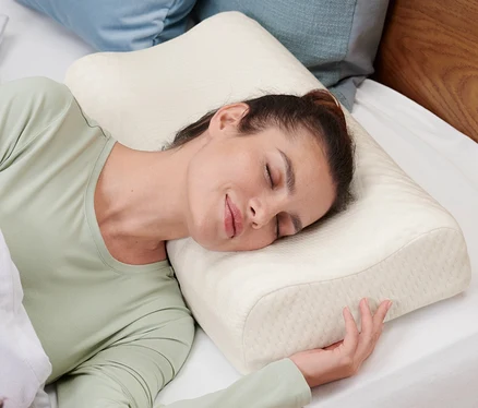 Femme dormant sur le côté sur un oreiller cervical irisette® greenline.
