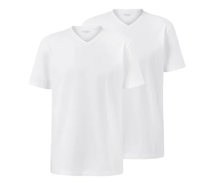 Deux t-shirts blancs à col en V sont posés l'un sur l'autre.