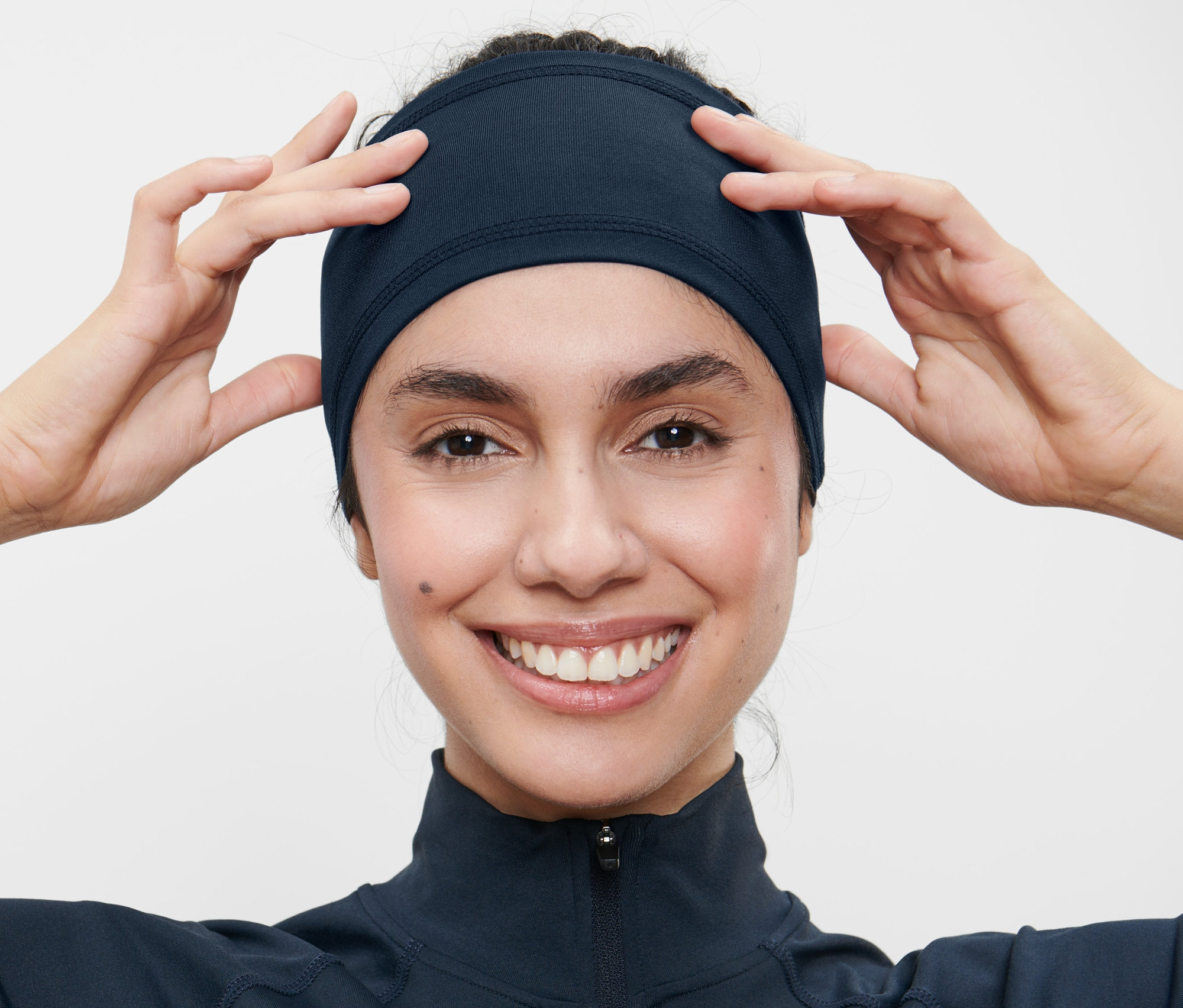 Femme ajustant un bandeau de sport.
