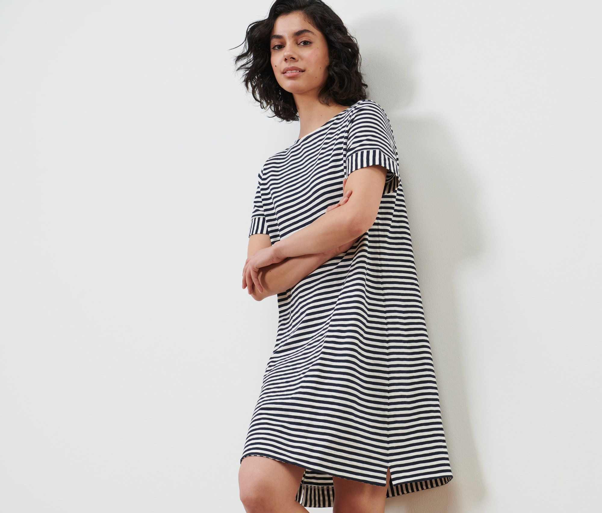 Femme posant dans une robe rayée en jersey.