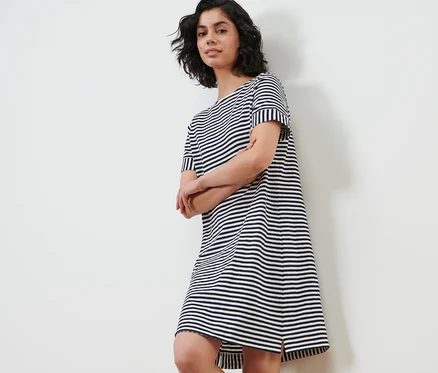 Femme posant dans une robe rayée en jersey.