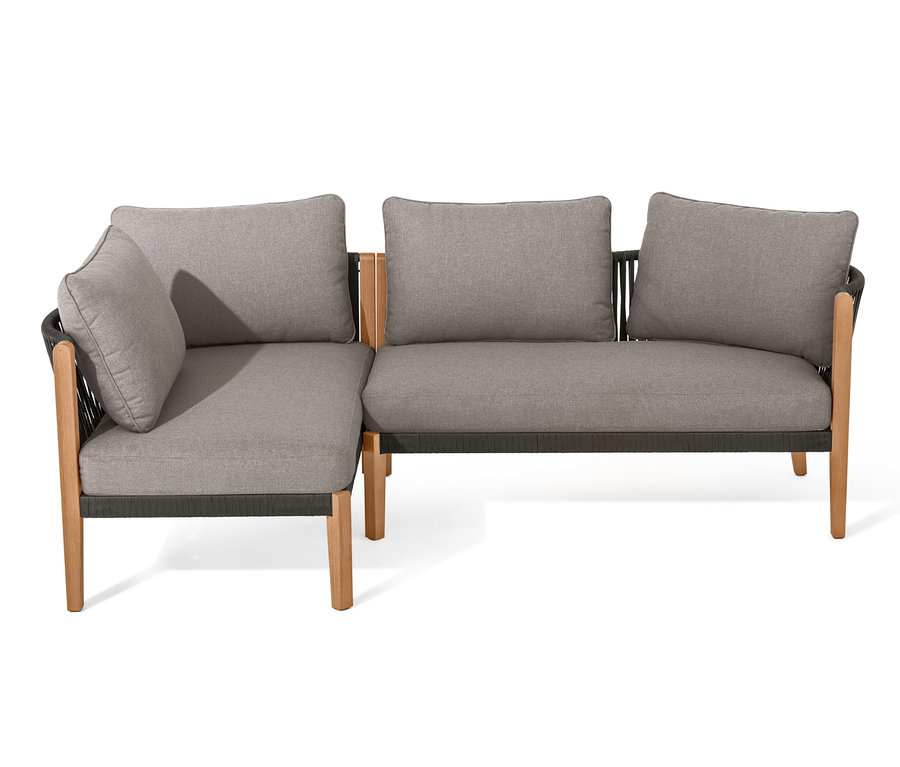Un coin salon gris avec tressage textile et coussins gris.