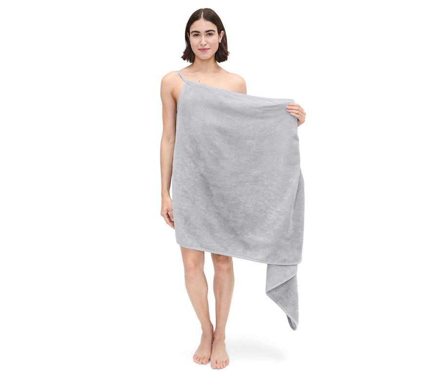 Femme posant dans une robe-serviette grise.