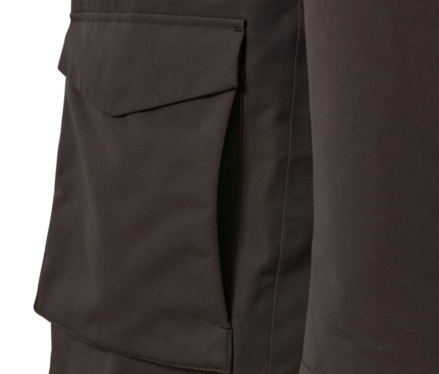 Détail d'une parka marron avec poche.