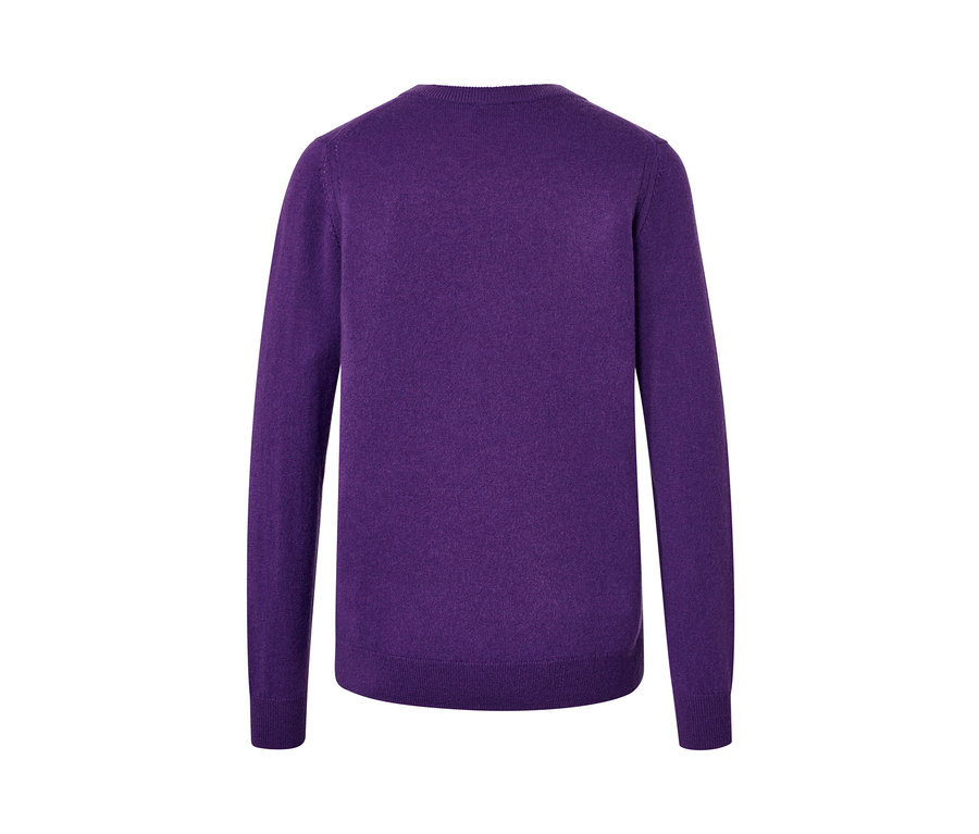 Gros plan d'un pull violet en maille fine avec du cachemire.