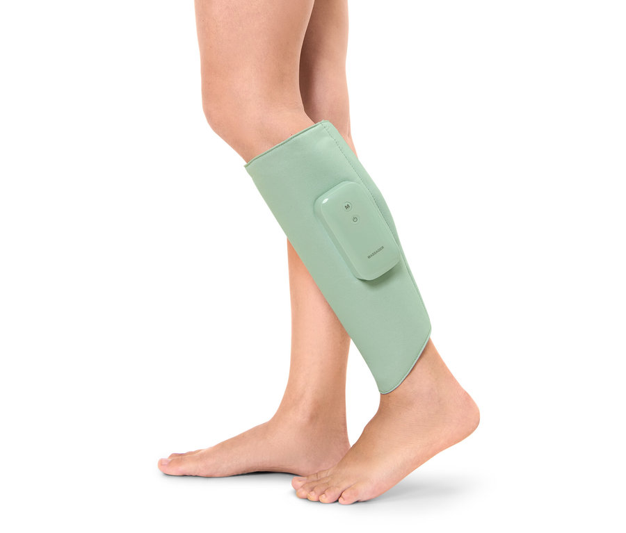 Jambe portant une manchette de massage sans fil.