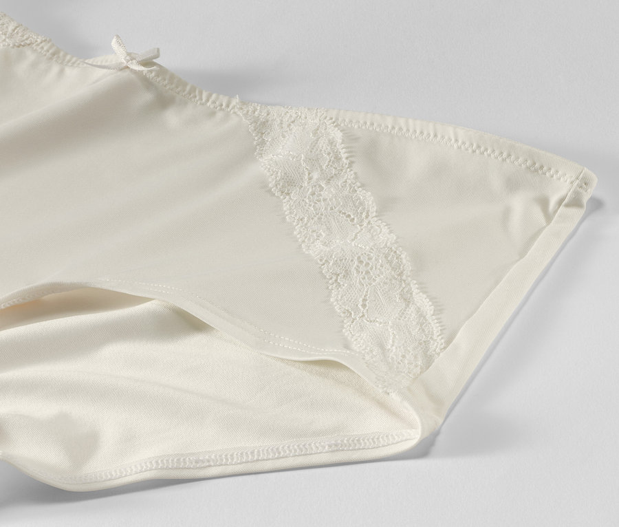 Gros plan sur 2 culottes crème avec dentelle.