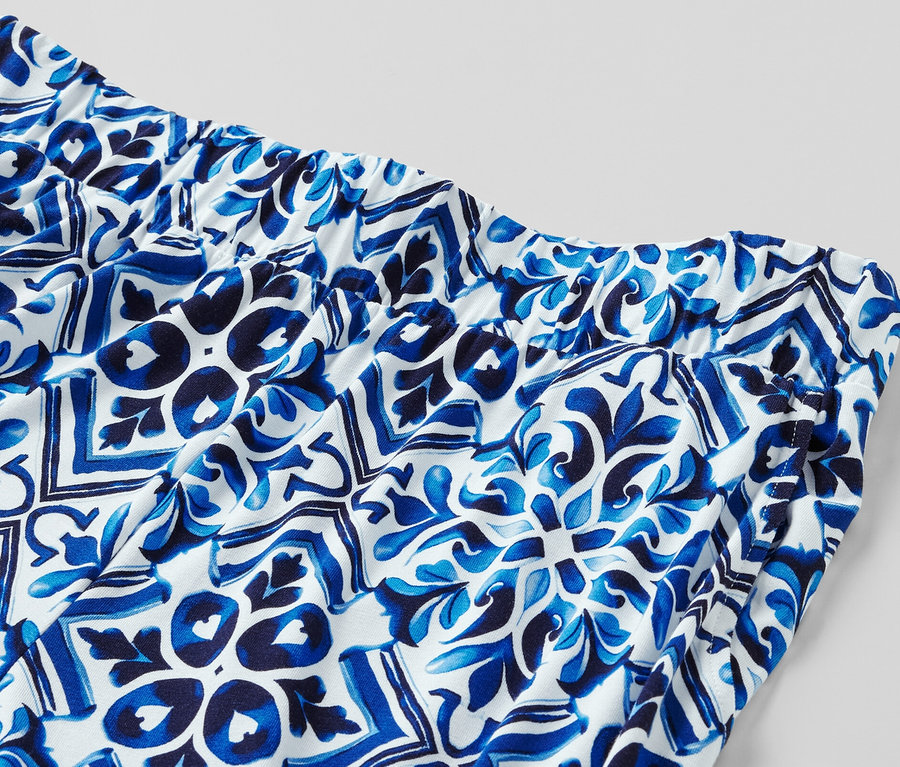 Gros plan sur un pantalon palazzo bleu imprimé avec une taille élastique.