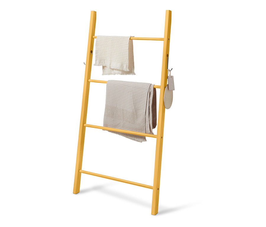 Échelle en bois jaune avec crochets et deux serviettes.