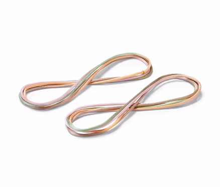 Deux Fingertwist, lot de 2, posés sur un fond blanc.