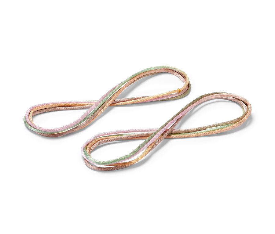 Deux Fingertwist, lot de 2, posés sur un fond blanc.