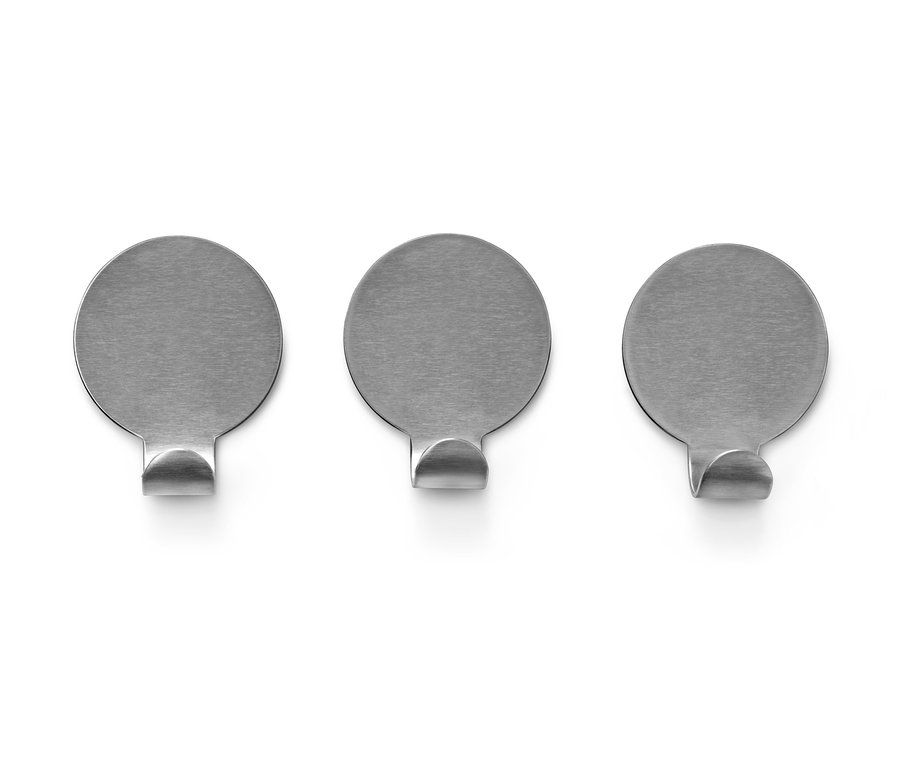 Trois crochets argentés.