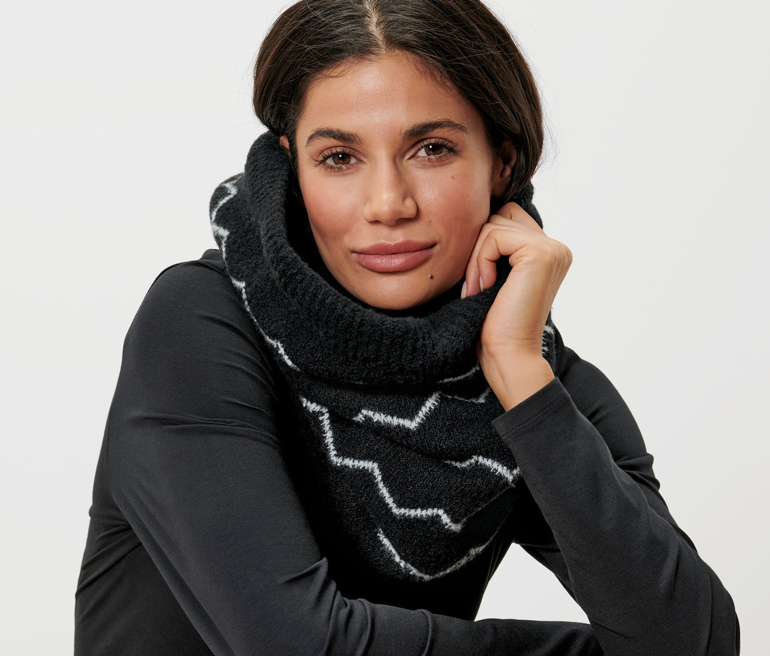 Femme portant une écharpe tube en maille.