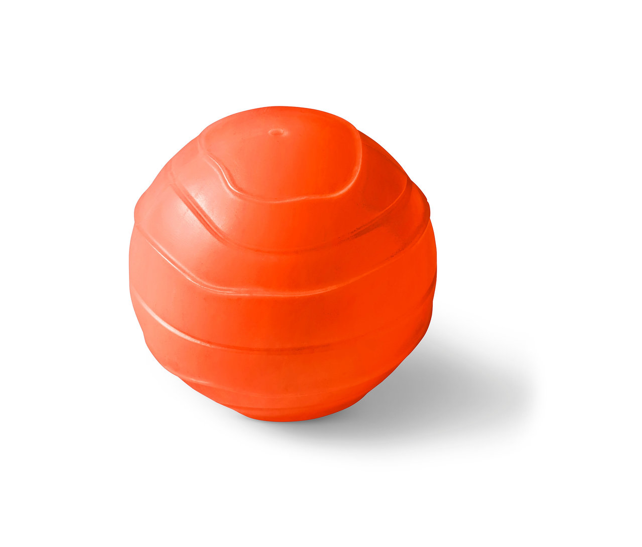 Jouet pour chien orange « Balle à friandises » sur fond blanc.