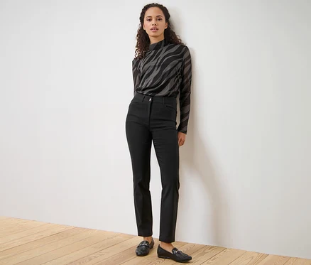 Femme posant en pantalon en bengaline noir.
