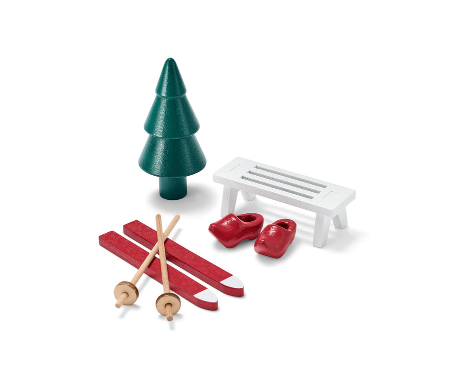 Accessoires pour porte de lutin : Arbre vert, skis rouges avec bâtons, chaussures rouges et banc blanc.