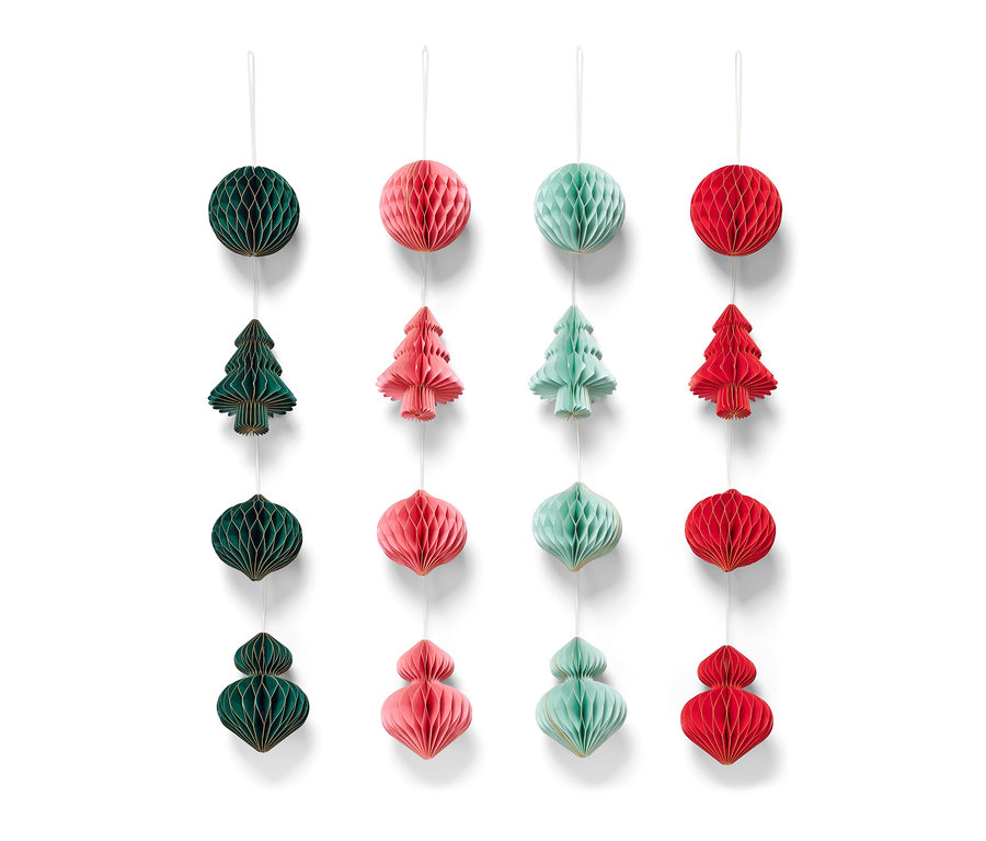 Un ensemble de 16 décorations d'arbre de Noël de différentes couleurs et formes suspendues devant un fond blanc.