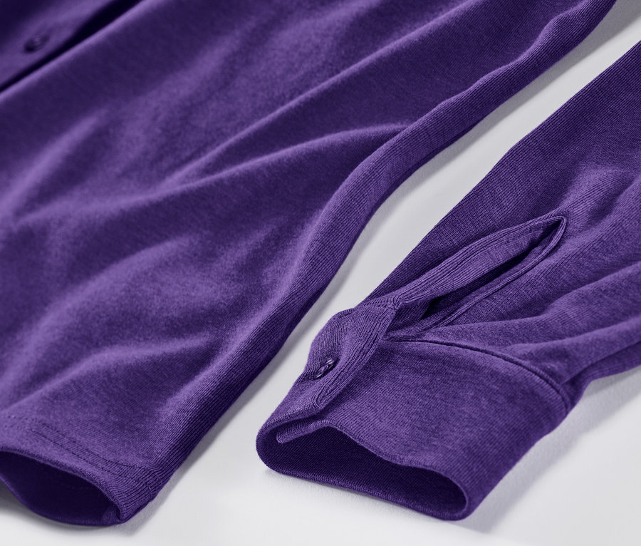 Détail d'une blouse violette avec patte de boutonnage.