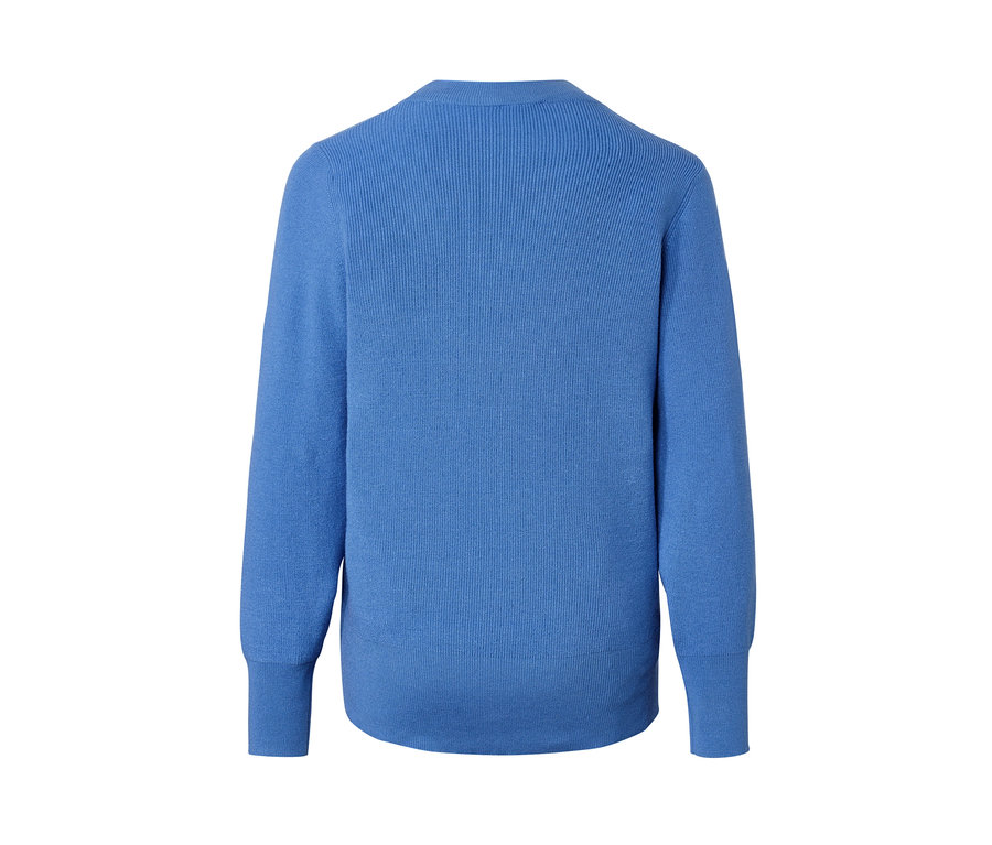 Pull en maille fine bleu.