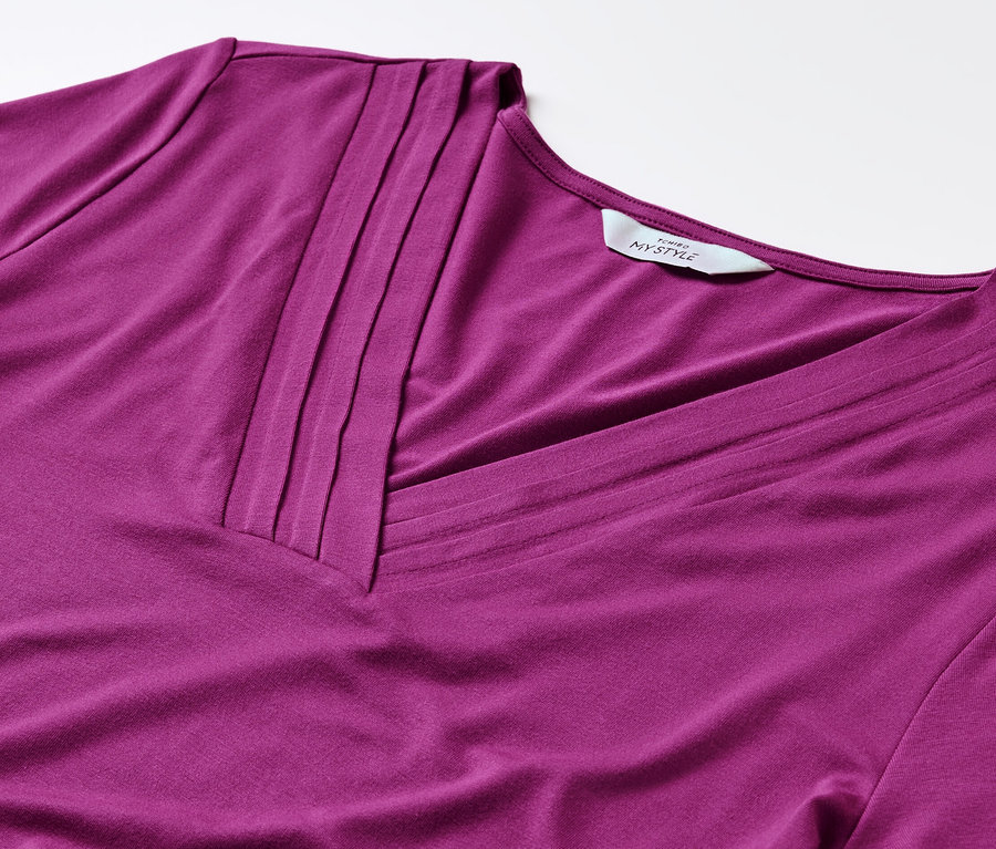 Détail d'un t-shirt avec soufflet, couleur baie