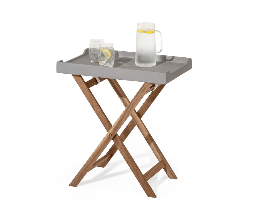 Sur une tablette avec plateau en polyciment grise se trouvent un pichet d'eau et deux verres avec du citron.