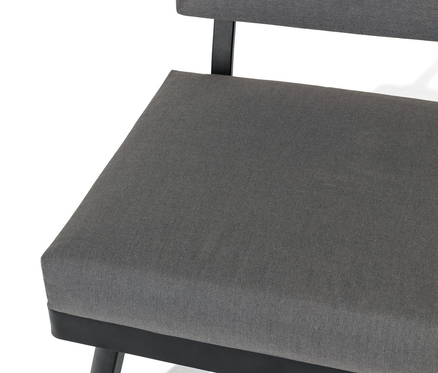 Gros plan sur un canapé-lit 2 en 1 gris avec table centrale relevable.