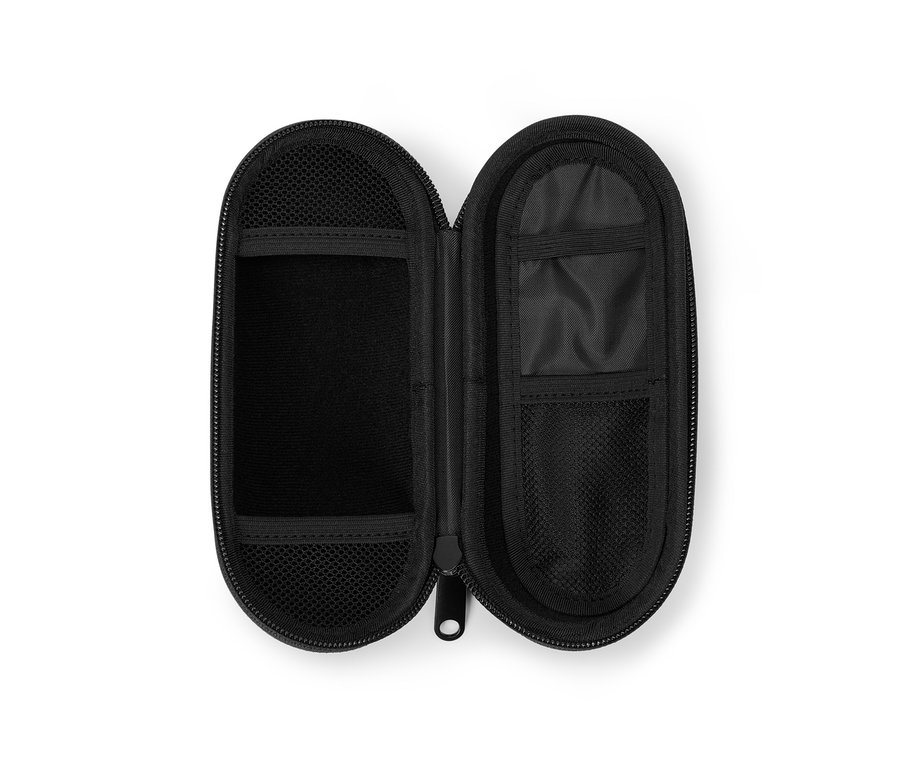 Boîte noire ouverte pour porte-bidon sur fond blanc.