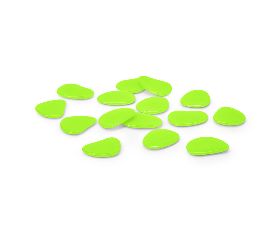 Quinze cailloux lumineux verts sur fond blanc.