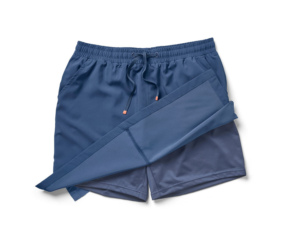 Short-jupe fonctionnel bleu sur fond blanc.