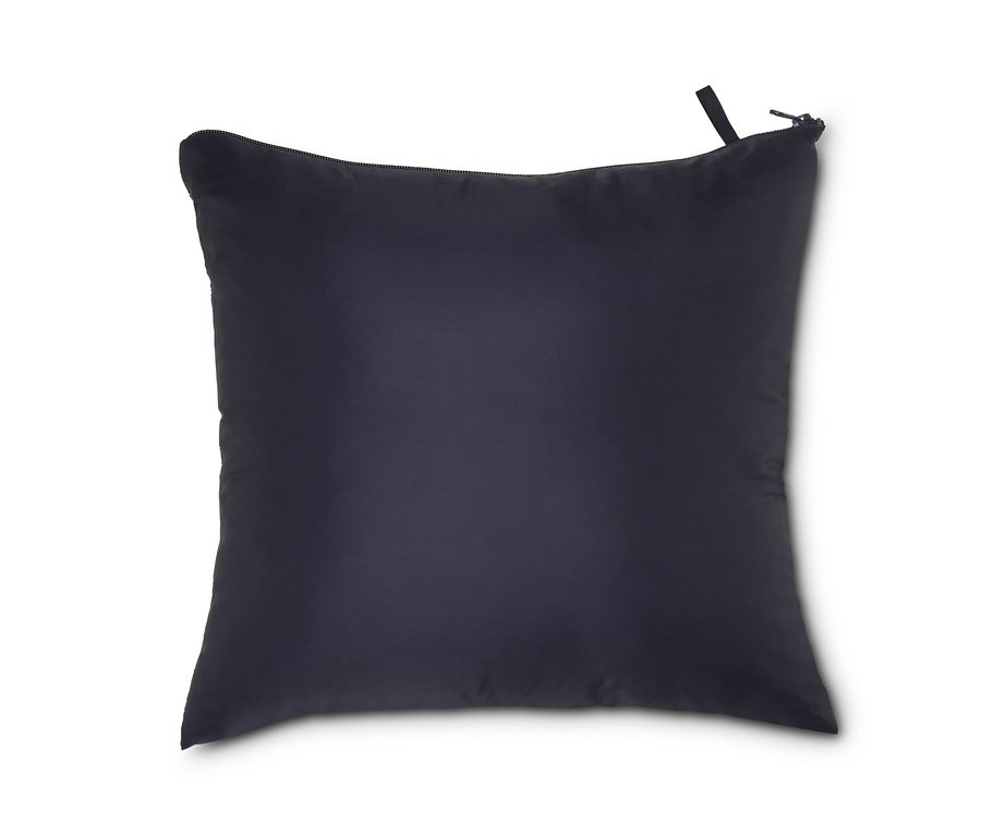 Un sac de couchage 4 en 1 noir est plié en un coussin carré.